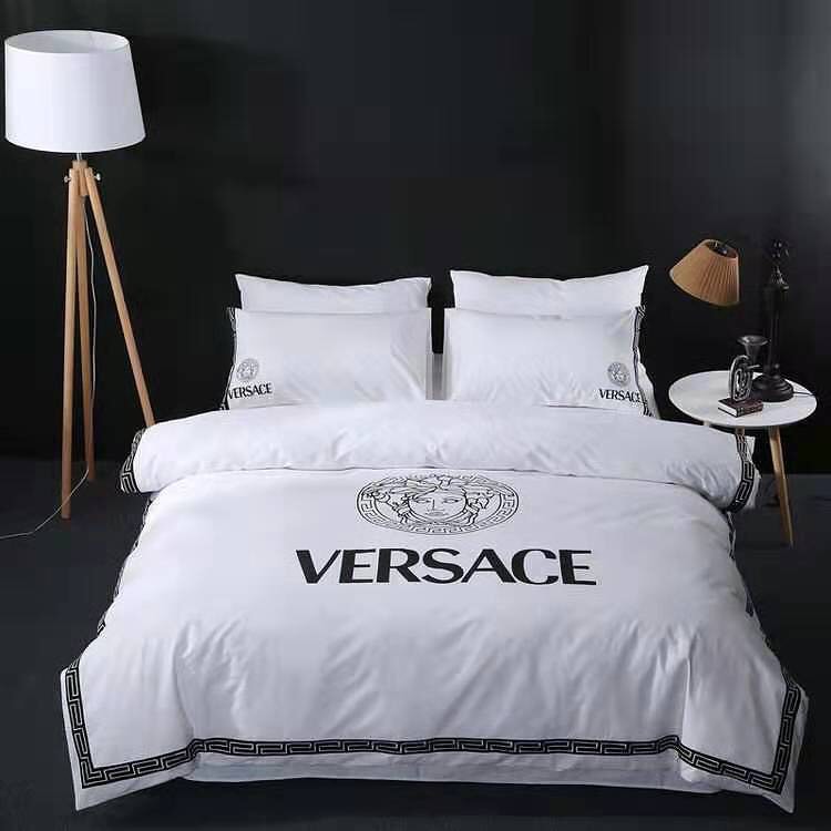 Fashionable Bedding Set.